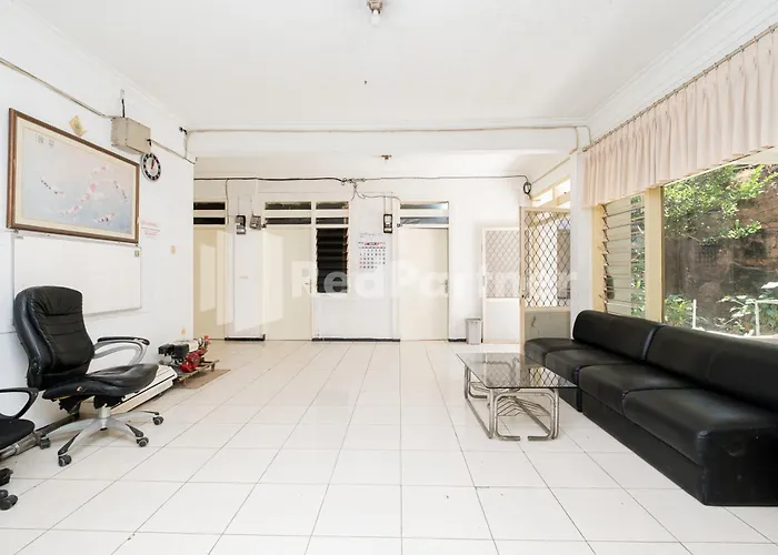 OYO 143 Dukuh Kupang Residence Surabaya