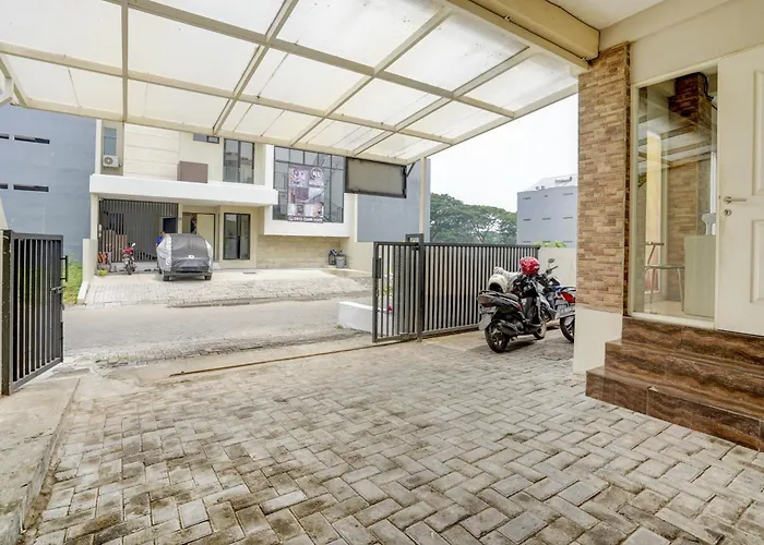 Oyo Life 90606 Glass House Citraland Syariah Surabaya