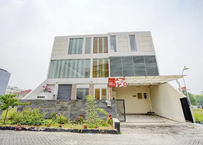 Oyo Life 90606 Glass House Citraland Syariah Surabaya